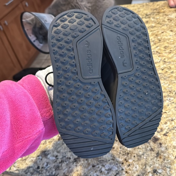 Girls barely worn, black Adidas sneakers - Picture 5 of 6